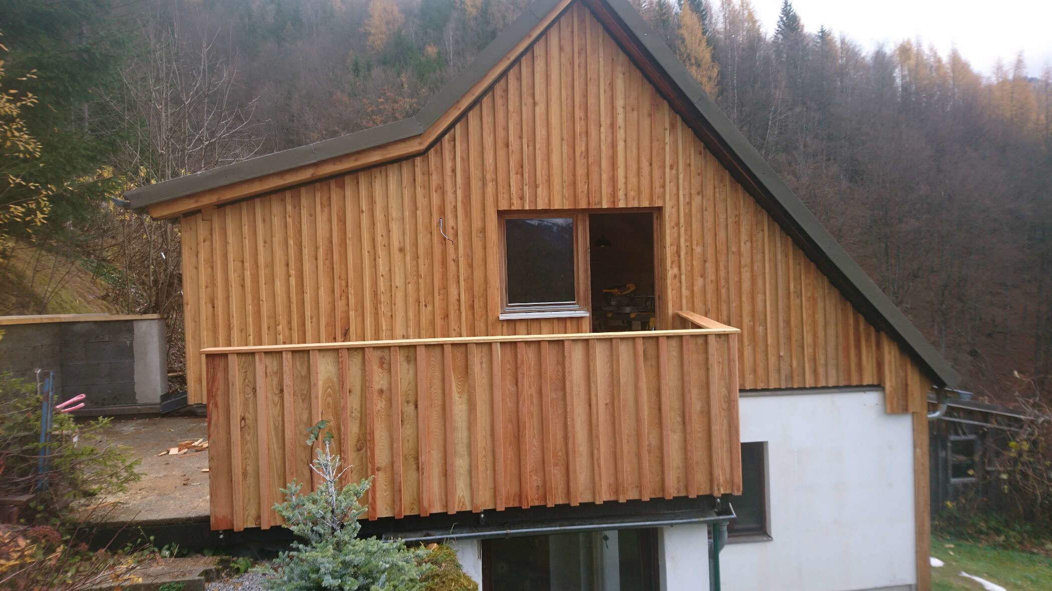 Haus mit Holzfassade beim oberen Geschoss von Holzbau Haider